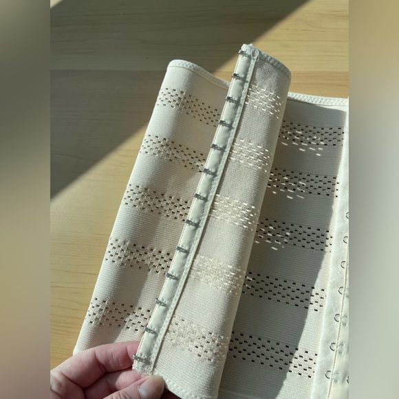 NWOT waist trainer 4 boning. Size large (365) - Picture 2 of 5